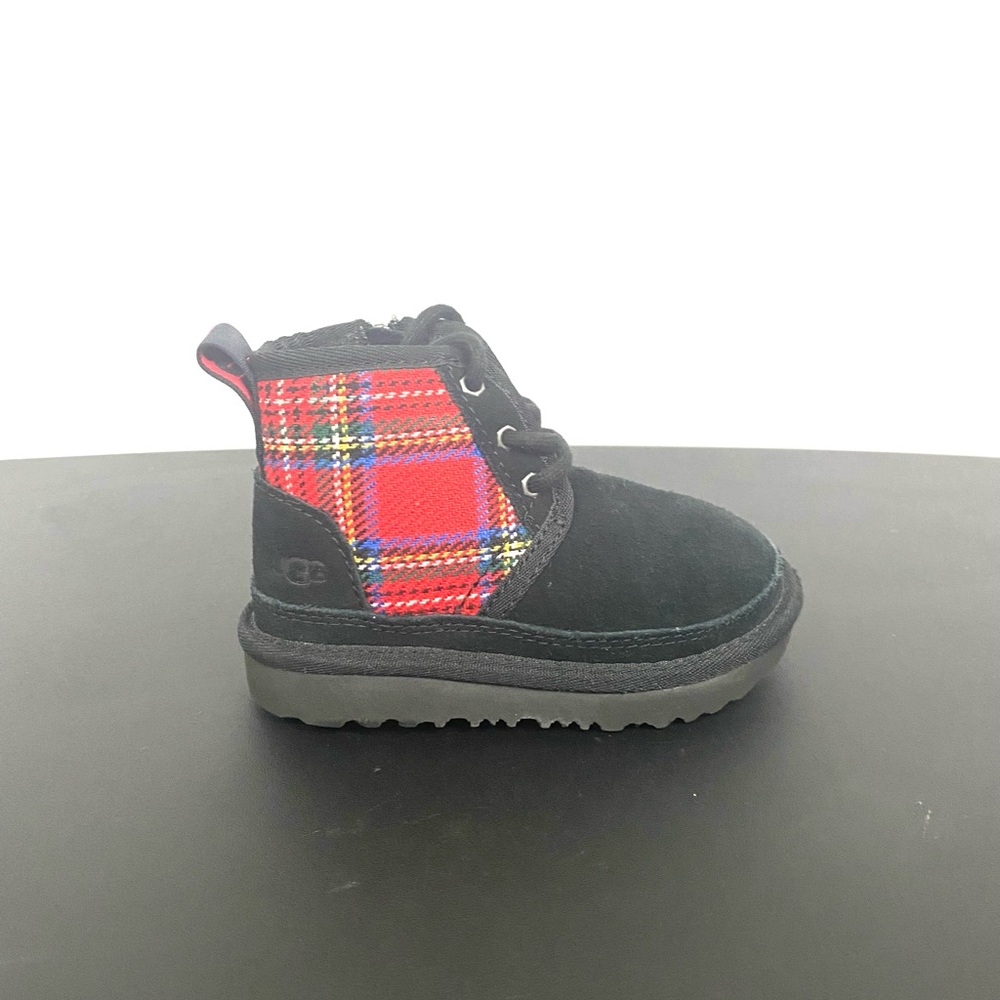Ugg kids Neumel ll tartan size 7C black/red plaid
